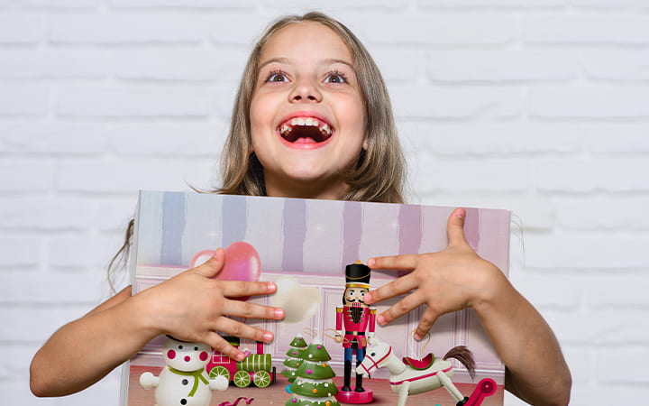 enfant heureux avec emballage de produit